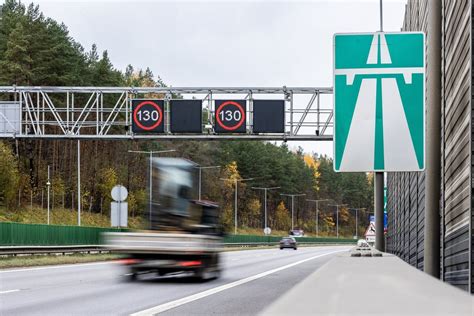 Teminė nuotrauka su sunkvežimiu kelyje ir lengvaisiais automobiliais