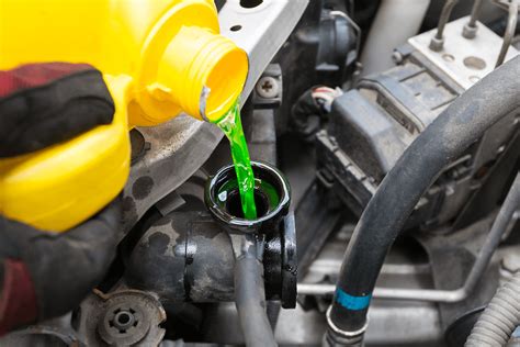 Mechanikas tikrina automobilio aušinimo skysčio lygį