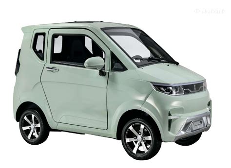Tematinė nuotrauka: Keturratis automobilis arba mini automobilis, važiuojantis miesto gatve
