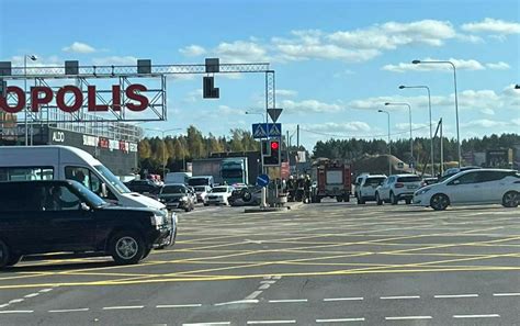 Tematinė nuotrauka: Lengvasis automobilis su didele priekaba (kemperiu, valtimi ar arklių priekaba)