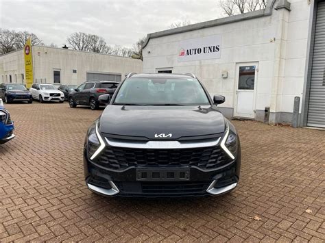 Tematinė nuotrauka: „Kia Sportage“ salonas su multimedia ekranu, rodančiu „Bluetooth“ sąsają.
