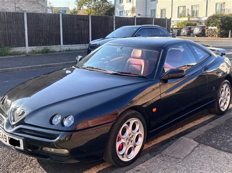 Automobilių Fiat Coupe ir Alfa Romeo GTV lyginamoji nuotrauka