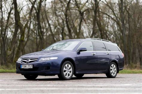 Šeimos automobilio Honda Accord universalo nuotrauka