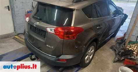 Nuotrauka su korozijos pažeidimų pavyzdžiais ant Toyota RAV4 kėbulo