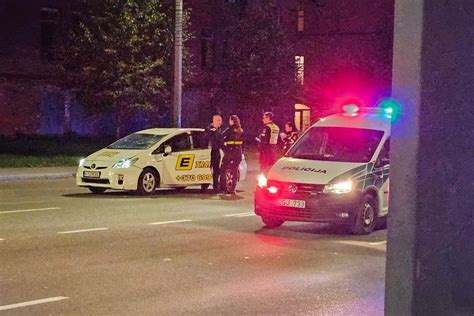 Teminis paveikslėlis: automobilis su M ženklu specialioje mokymo aikštelėje