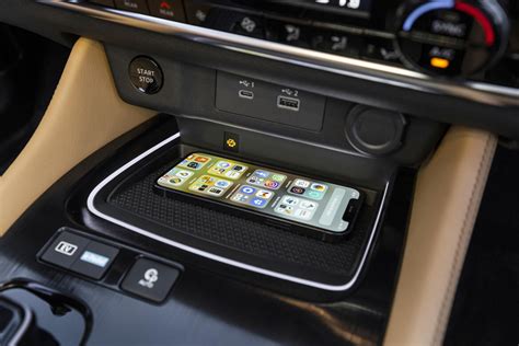 Išmaniojo telefono ekranas su automobilio apsaugos programėle ir valdymo funkcijomis