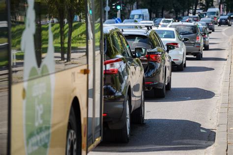 Tematinė nuotrauka, vaizduojanti ekologišką vairavimą ar automobilį kelyje