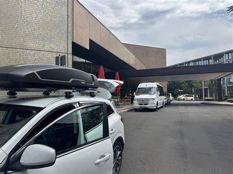 Tematinė nuotrauka, vaizduojanti automobilį su stogo bagažine ir be jos