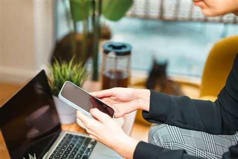 Tematinė nuotrauka: žmogus, valdantis automobilį per mobiliąją programėlę