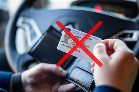 Teminė nuotrauka: asmuo tikrina vairuotojo pažymėjimo galiojimą internetu
