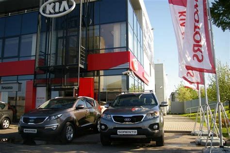 KIA serviso centro interjeras arba mechanikas atliekantis patikrą