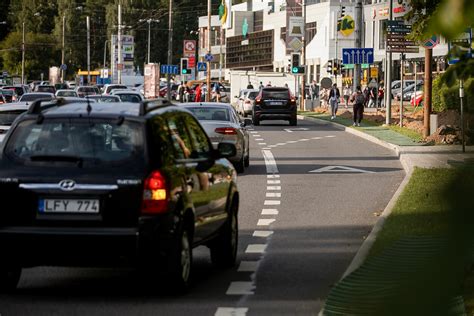 Teminė nuotrauka: žmogus apžiūri išnuomotą automobilį prieš pasirašant sutartį