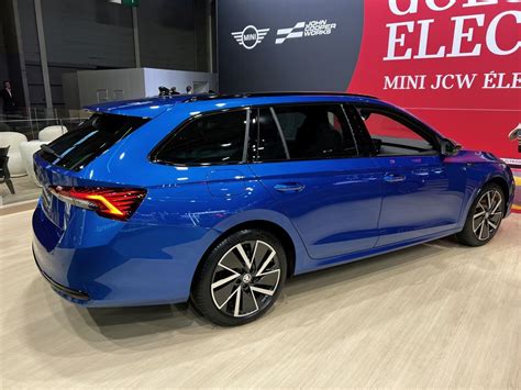 Skoda Octavia IV automobilis parkavimo vietoje, išryškinantis jo elegantiškas linijas