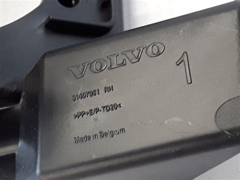Infografika: Volvo V40 priekinio žibinto išėmimo schema