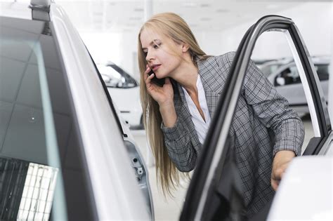 infografikas su patarimais, kaip įvertinti naudoto automobilio būklę ir eksploatacijos kaštus