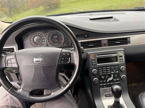 Infografika: drenazų kanalų vietos Volvo V70 interjere