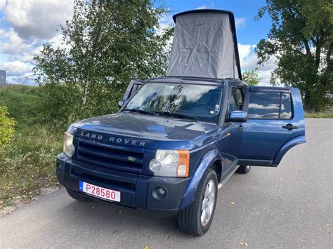 Mekeriui dirbantis su Land Rover automobiliu autoservise