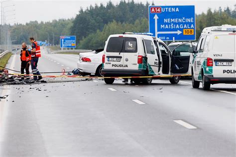 Infografika apie avarijos eigą, iliustruojanti nukritusią dekoraciją ir automobilių susidūrimą