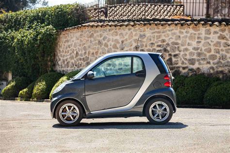 Smart Fortwo parkavimo pavyzdys mieste, demonstruojantis kompaktiškumą