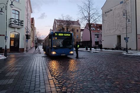 Įvairių tipų sunkvežimiai ir autobusai judriuose JAV keliuose