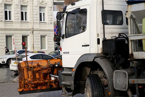 Sunkvežimiai JAV greitkeliuose per įvairias oro sąlygas, pavyzdžiui, sningant ar lyjant