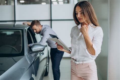 Teminė nuotrauka: žmogus pasirašantis automobilio finansavimo sutartį