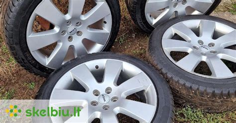 nuotrauka su įvairių dydžių Audi ratlankiais