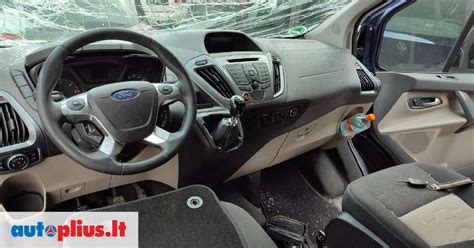 Ford Transit įvairių modelių, demonstruojantys evoliuciją