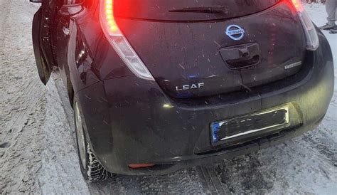 Automobilio su klevo lapu galas, rodantis ženklo vietą