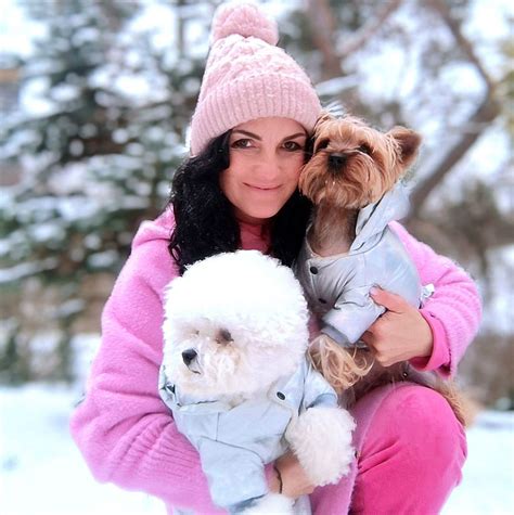 infografika: schematinis vaizdas, kaip atrodo neprižiūrėtas sklypas su aukšta žole, šiukšlėmis ir apleistais želdiniais