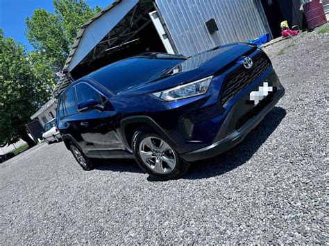 Toyota RAV4 važiuojantis keliu, pabrėžiantis patikimumą ir ilgaamžiškumą