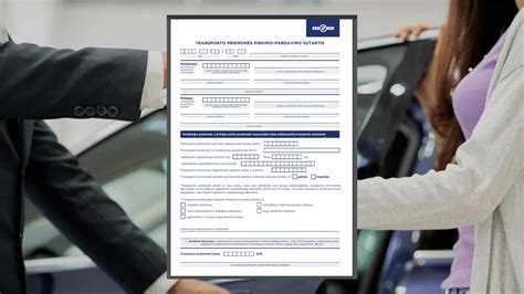 Žmonės aptarinėjantys naudoto automobilio pirkimo dokumentus su konsultantu