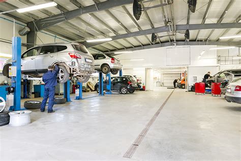 Automobilių servisas atlieka remonto darbus