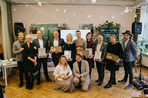 Nuotrauka: apdovanojimų ceremonija su taurėmis ir dalyviais