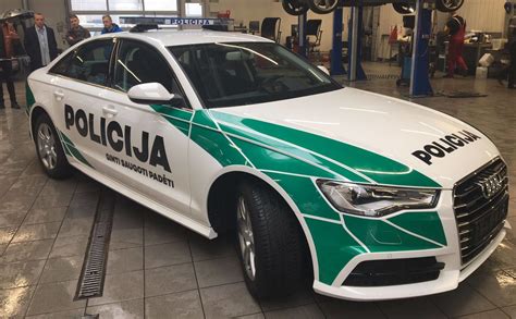 Policijos automobilio šono dizaino detalės su užrašu 