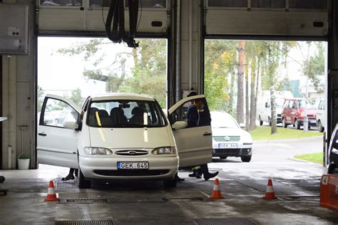 Nuotėkio vieta po automobiliu ir skysčio dėmės
