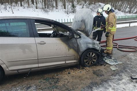 Automobilis su priklijuotu „M“ ženklu, važiuojantis keliu