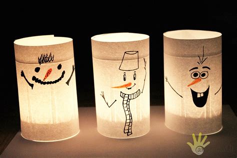 Minimalistinis žibintas iš medžio ir kepimo popieriaus