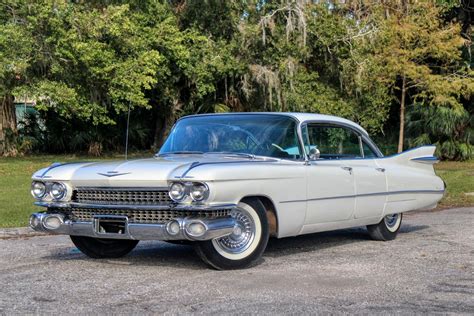 Fotografija: baltas Cadillac Deville 1959 m.