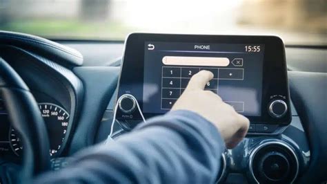 Automobilio gedimas kelyje, vairuotojas skambina pagalbos telefonu