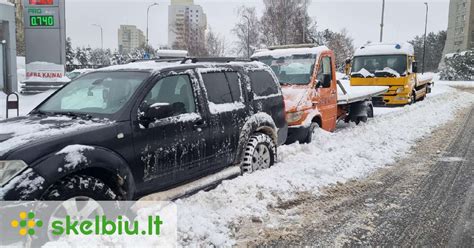 Automobilio tempimas virve kelyje