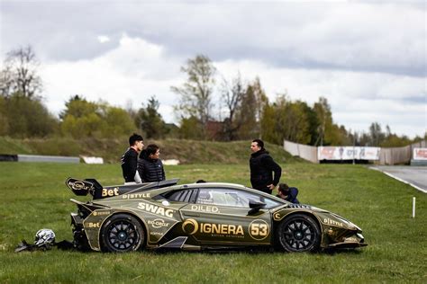 Teminis paveikslas, vaizduojantis sudaužytą automobilį sapno fone