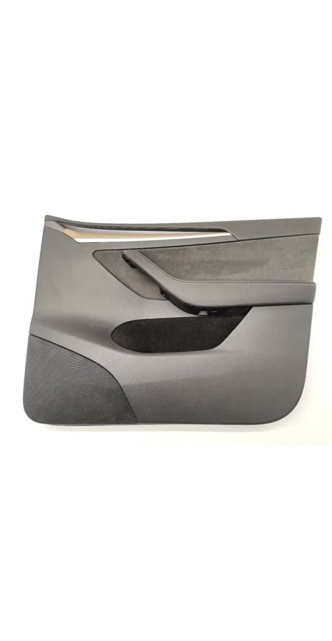 Nuotrauka, iliustruojanti priekinių durų izoliavimo procesą