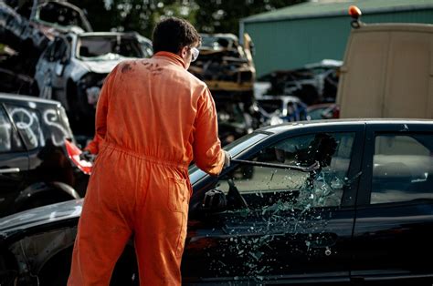 Tematinė nuotrauka: senas, daužtas automobilis, skirtas metalo laužui
