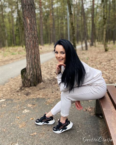 Infografika, lyginanti skirtingų ratlankių dydžių (R15-R19) įtaką komfortui, valdymui, išvaizdai ir padangų kainai.