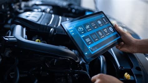 mechanikas atlieka automobilio diagnostiką kompiuteriu