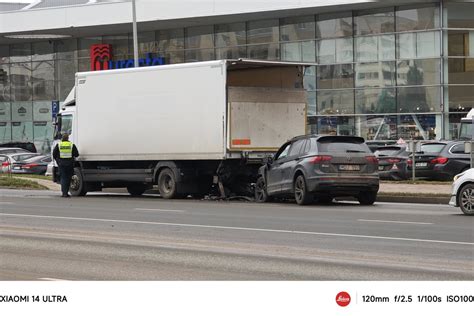 Sunkvežimis su hidrauline platforma, ant kurios gabenamas lengvasis automobilis. Automobilio ratai liečia platformą.