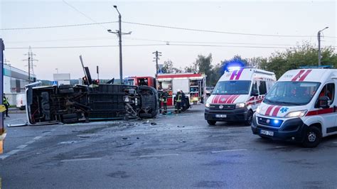 Saugos tarnybų nuotrauka iš įvykio vietos, kurioje matomas sudegęs troleibusas