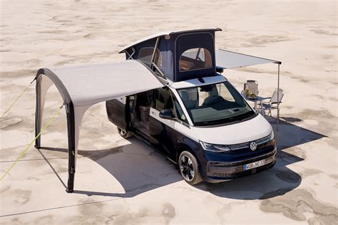 Naujojo Volkswagen Caddy išorė su panoraminio stogo stoglangiu ir šiuolaikiniais LED žibintais