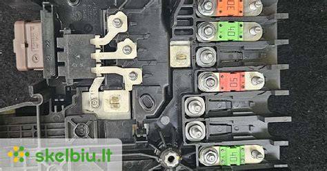 Peugeot 406 saugiklių dėžių vietos schemos